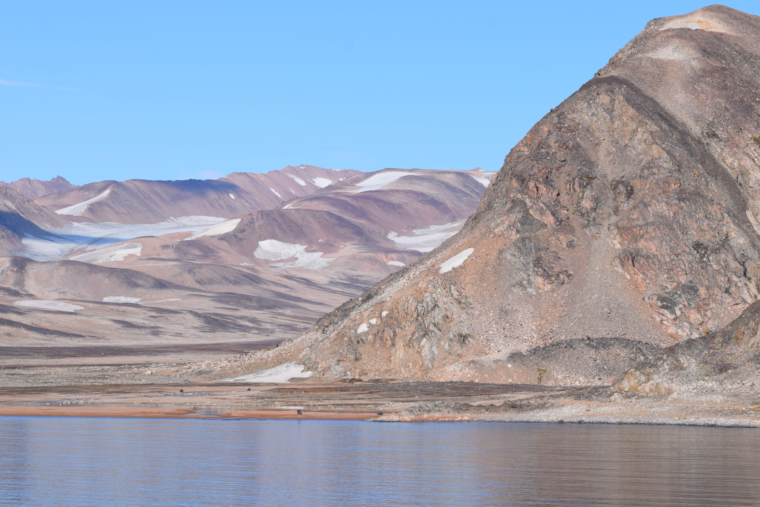 Mountain range in beautiful colours. Photo by Axel G. Hansen - Visit East Greenland