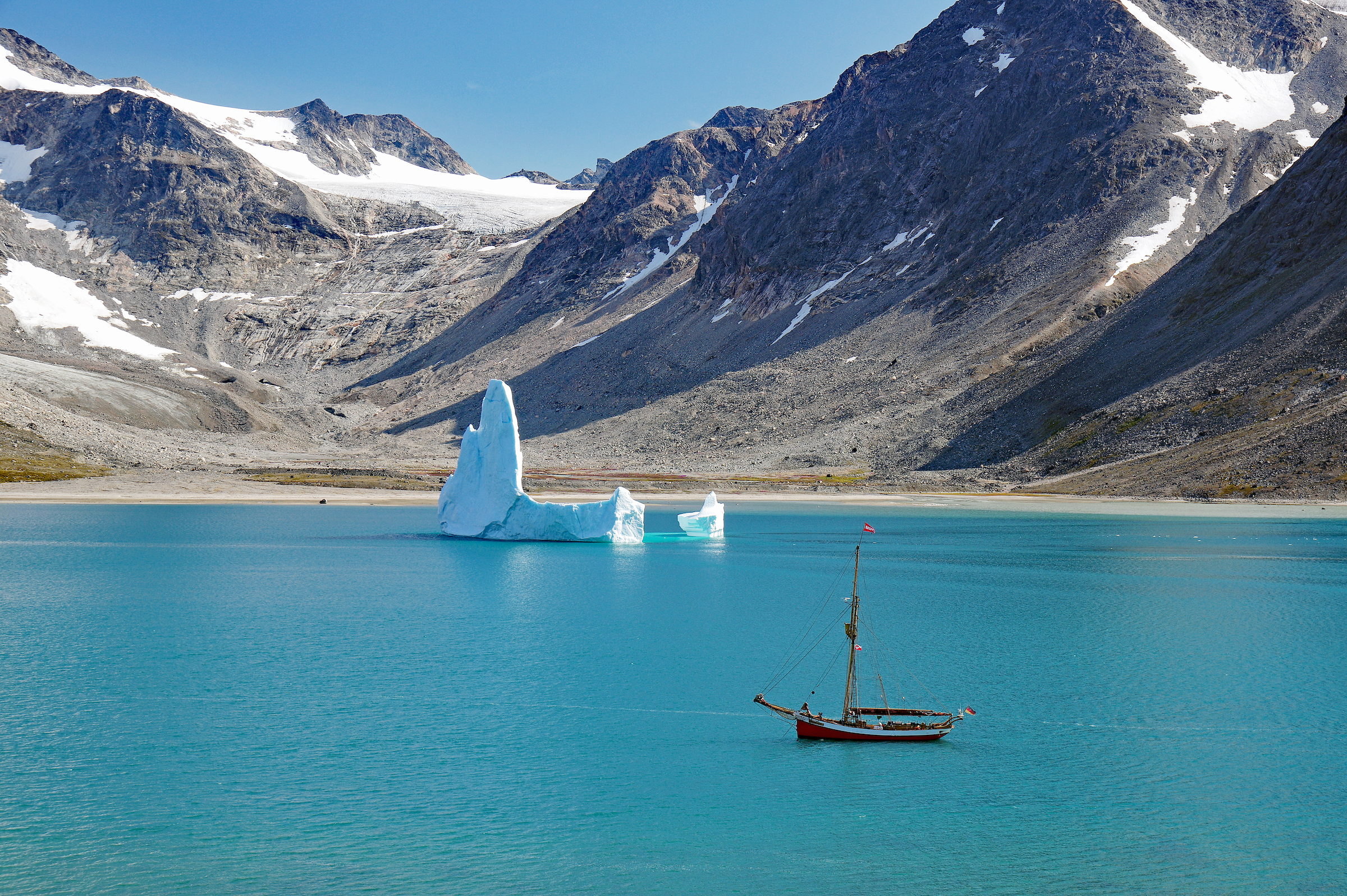 Sailing close to Ikateq. Photo - Reinhard Pantke , Visit Greenland