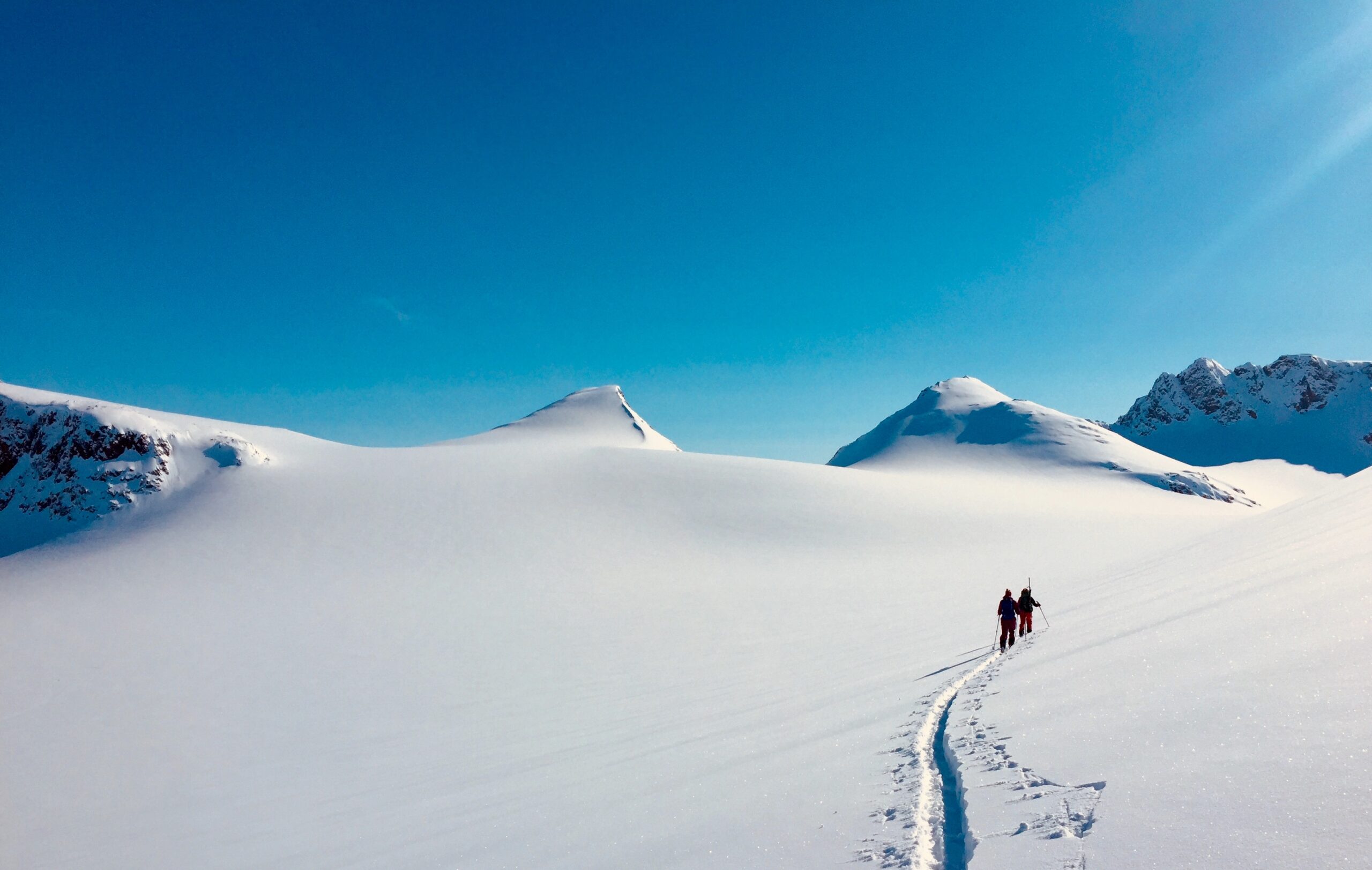 Snow shoeing and skiing on Mitivagkat glacier. Photo by The Red House